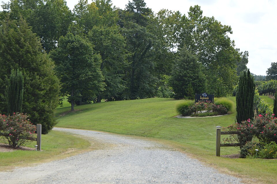華盛頓周邊品酒怎麼安排？弗吉尼亞、馬里蘭與返程交通｜Ingleside plantation-and-vineyard entrance