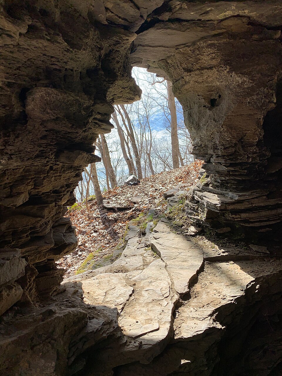康州Gillette城堡怎麼玩？室內開放季節與園地路線｜Gillette Castle Arch